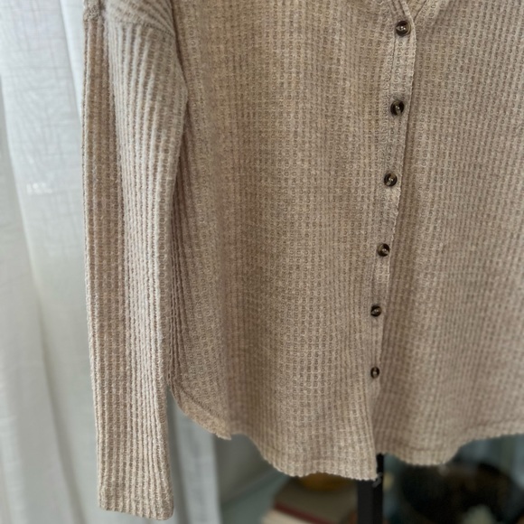 UO Out from Under waffle knot button Jojo thermal top xs - Picture 7 of 9